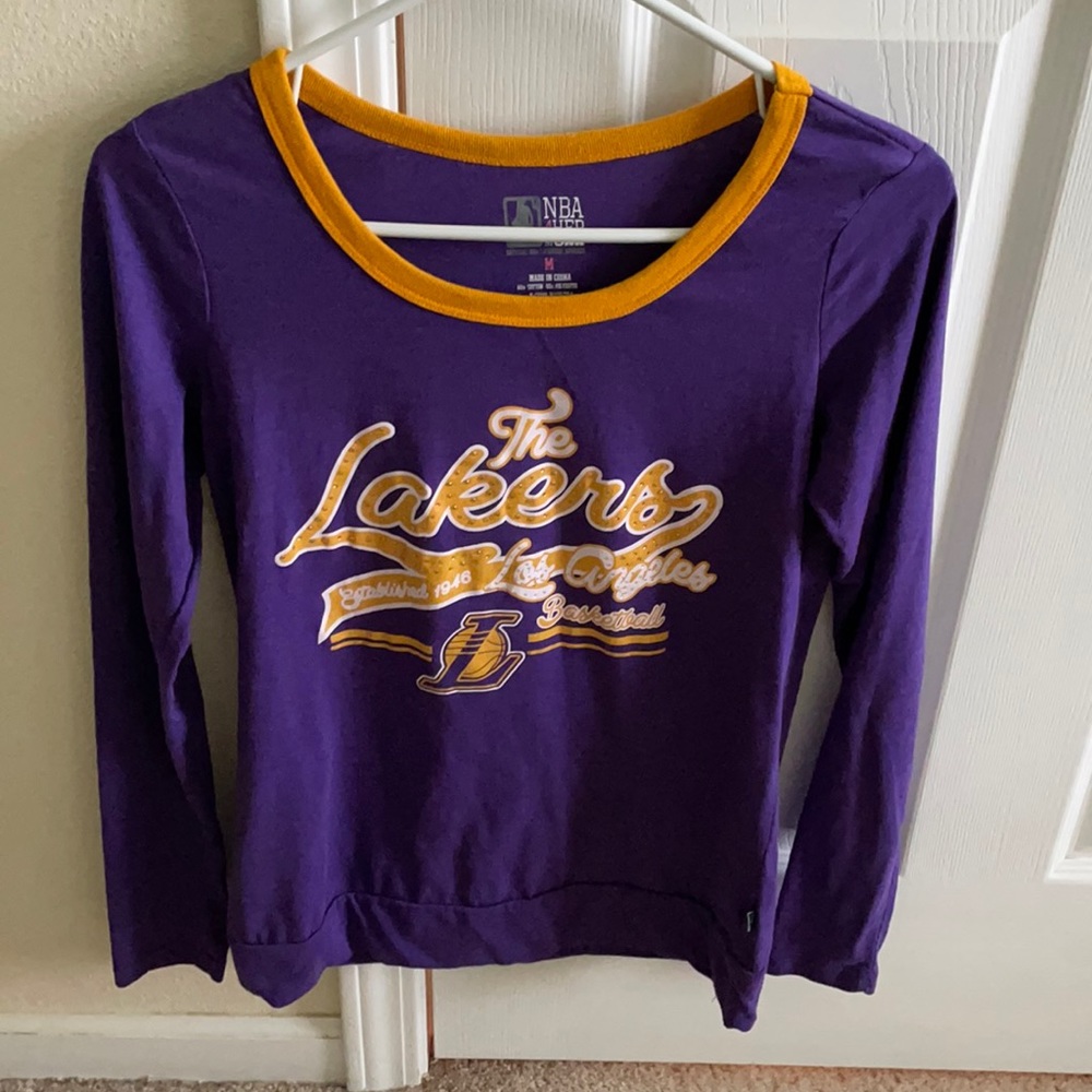 Lakers top M